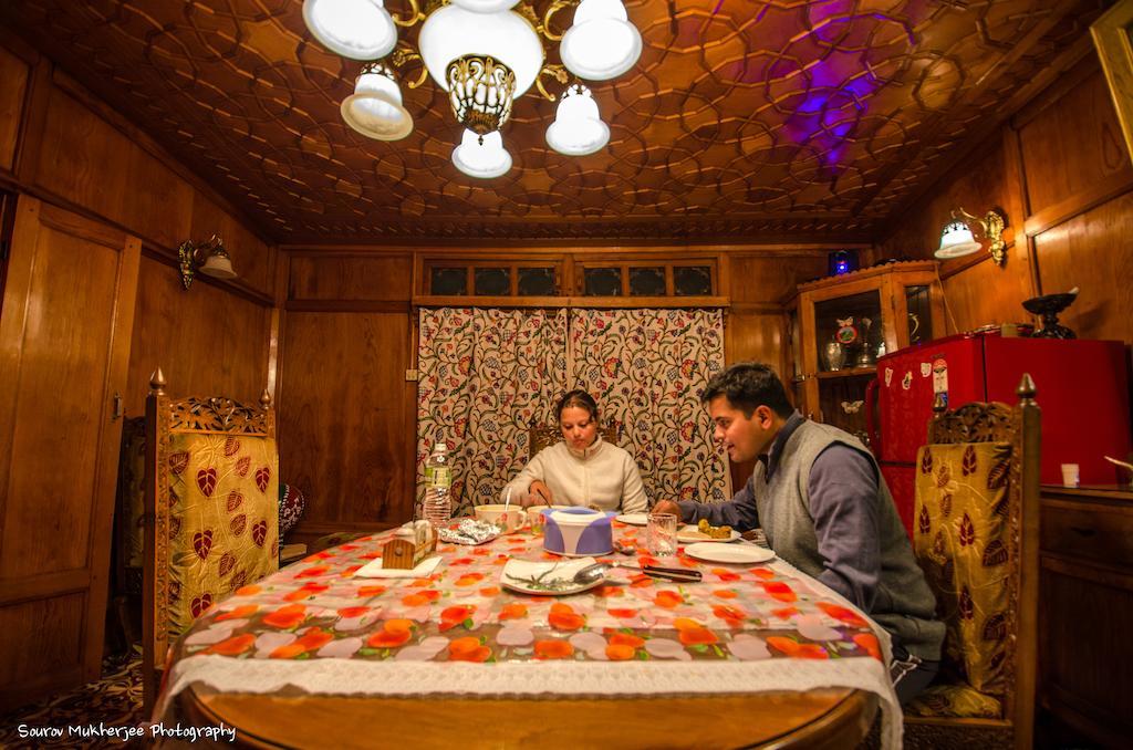 Houseboat Lily Of Nageen Srinagar  Exterior photo