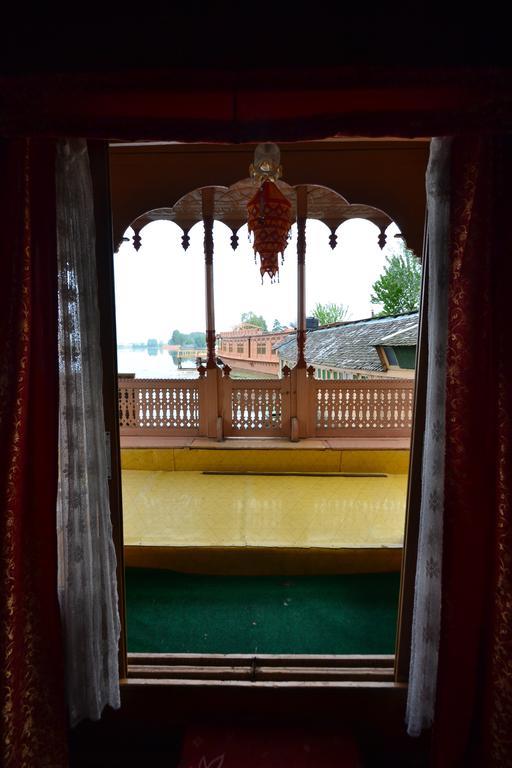 Houseboat Lily Of Nageen Srinagar  Exterior photo