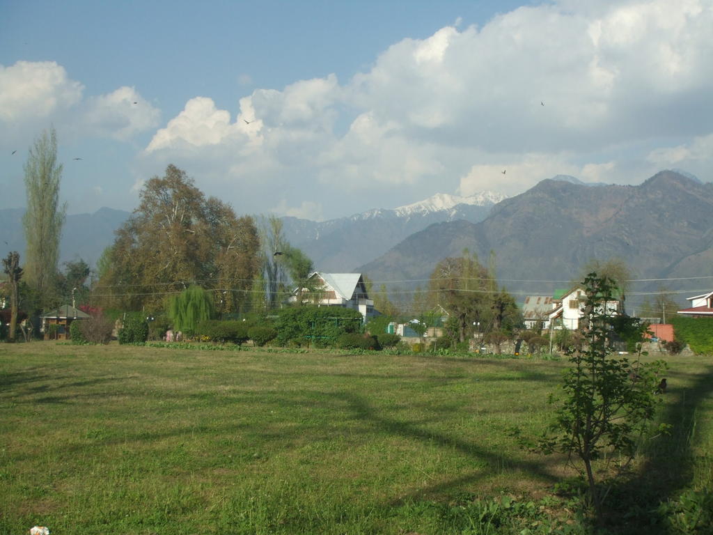 Houseboat Lily Of Nageen Srinagar  Exterior photo